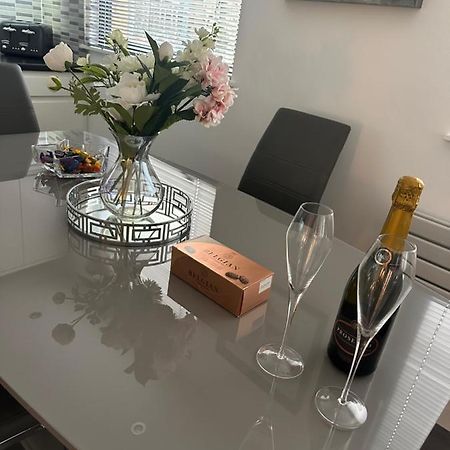 Luxury Apartment Belfast City Centre Overlooking Custom House Sqaure Buitenkant foto